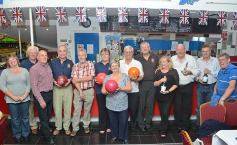 Farnborough & Farnham Lions bowling teams.